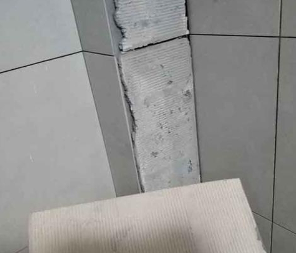淳化瓷砖空鼓维修公司分享下厨房瓷砖脱落的补救措施。